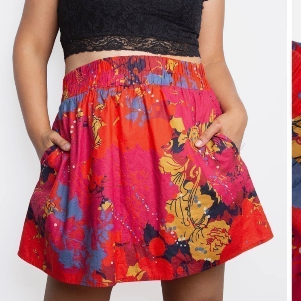 Red patterned mini skirt with elastic waist band